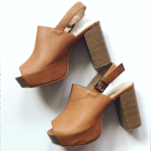  - Helt oanvända högklackade skor i snyggt immitationsläder! Väldigt bekväma! 