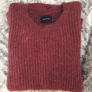  - Mysig, stickad tröja från Samsoe Samsoe, knappt använd. Strl M, eftersom den är något oversize skulle den säkert passa en L också. Funkar som både herr- och damtröja.