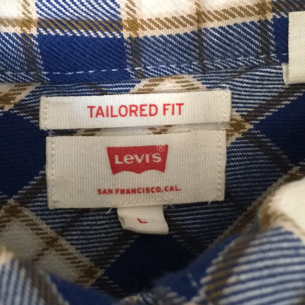 Flanellskjorta från Levi's strlk L men passar också en M. Skjortan är helt oanvänd. Först till kvarn!. Skjortor.