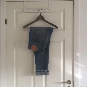  - Levis jeans modell 501 i mycket gott skick. Fina slitningar i slutet av jeansen samt på framsidan. Mycket välbehandlade och omhändertagna! Ett av mina favojeans (!!!) som tyvärr är för stora för mig.  300kr inkl frakt eller 500kr exkl frakt vid köp av mina båda Levis jeans. 