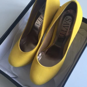  - Gula klackar
I bra sikt 
Aldrig använda