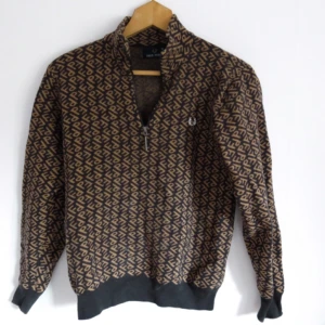  - Jättefin tröja från Fred Perry i 100% ull. Dyr vid inköp. 

Märkt M. Men liten i storlek. Är som en en S. 

Färgen stämmer bäst överens med bilderna som är tagna på avstånd. Det är en herrtröja men är minst lika fin på en tjej! 

Frakt 69kr 
Betalning via svisch. 
Vid köp av flera plagg ordnar jag samfrakt! 
✨✨✨
