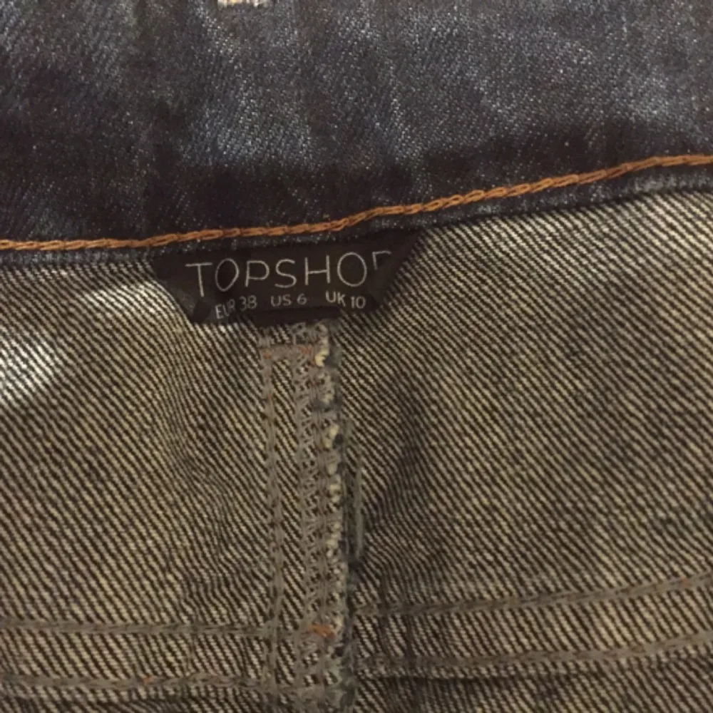 Jeans kjol från Topshop storlek S (liten i storlek). Kjolar.