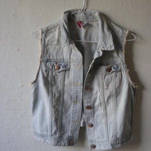  - Jeansväst från H&M, storlek 40. 