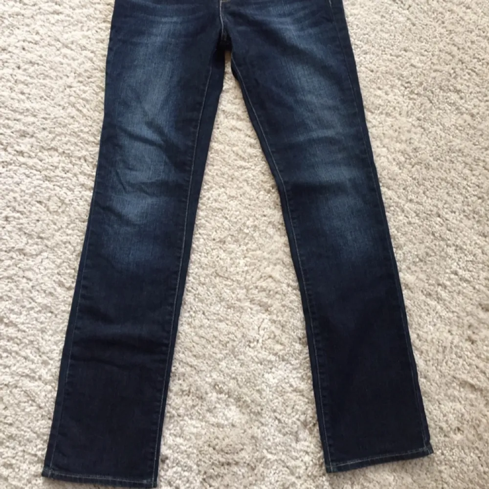 Levis jeans i storlek (S/M)
. Jeans & Byxor.