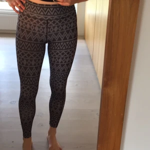 - Snygga mönstrade träningstights. Passar 34-38.