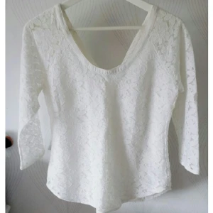  - Elegant spetstop från VILA. Fint skick. Vita knappar i ryggen.