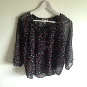  - Svart tunn blus med små blommor och knappar på framsidan. Otroligt fin och i väldigt fint skick!😊
Säljes pga utrensning av garderoben⭐️
Frakt tillkommer ✨
Tar gärna swisch🌸