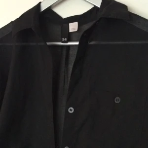  - Oversize skjorta, genomskinlig. Xs men passar upp till m. 