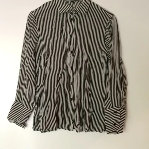  - Fin skjorta, skrynklig på bild för att den legat nedslängd i en låda.