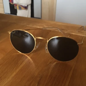  - Guldiga Ray-bans  med svart glas. Knappt använda. 