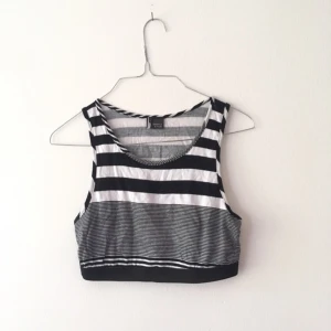  - ▫️▪️Croptop▪️▫️
Fin top i skönt tunt material, använd ett fåtal gånger. Lite skrynklig på bilden men i bra skick!
Lite loosefit på en S, tightare på en M, smaksak!

Frakt tillkommer eller så kan jag mötas upp i Sthlm.
Skriv vid frågor/intresse!