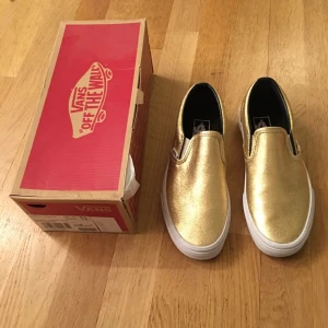  - Vans slip-on i guld
Använda 1 gång
