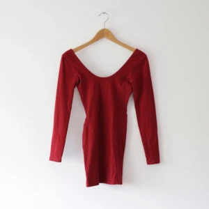  - Vinröd, långärmad fodralklänning från American Apparel med öppen rygg. Lappen är bortklippt men jag tror att det är en storlek S. 
