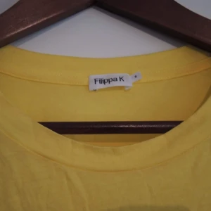  - Gul t-shirt från Filippa K. Väldigt mjuk och bekväm