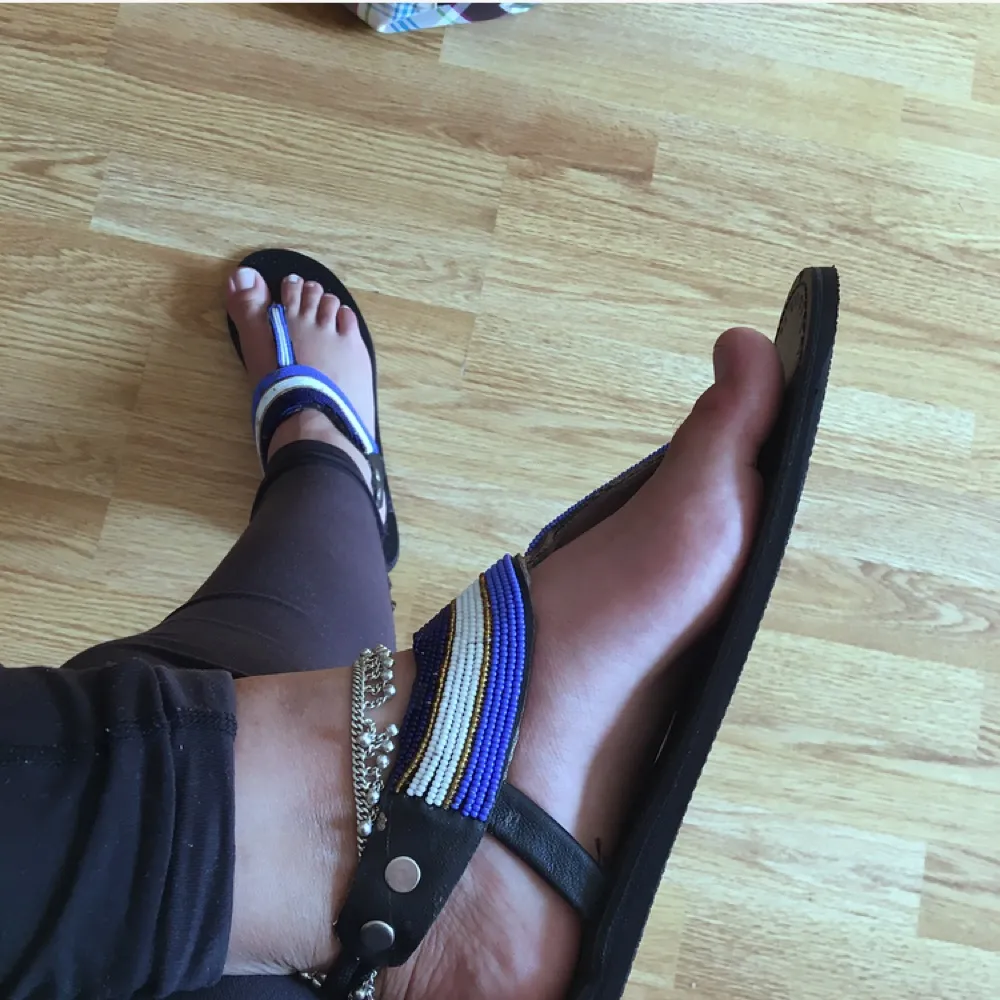 Säljer dessa vackra hemmagjorda masaj sandaler straight outta Kenya.🇰🇪 dessa sandaler har skapats av kvinnor i Kenya med sämre förutsättningar i samhället så att köpa dessa skulle bidra med något till det bättre. 
P.S har flera av dessa sandaler i andra färger på lager.. Skor.