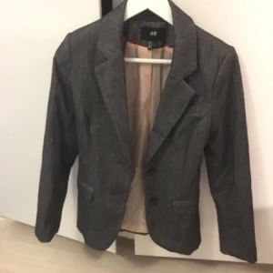  - Fin kavaj i storlek 34, passar även 36. 