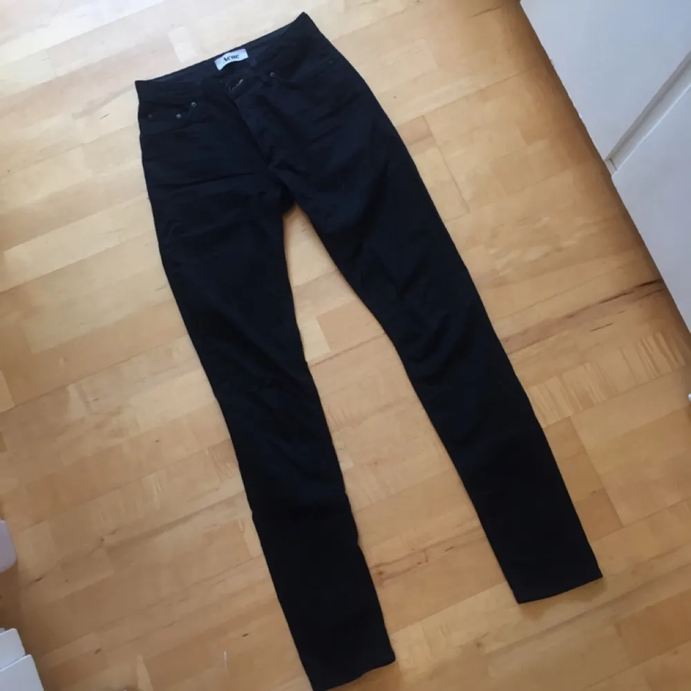 Klassiska svarta Acne stl 26/32
98% bomull
2% elastan

Finns i Stockholm. Jeans & Byxor.