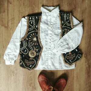  - Hur cool e inte denna? Väst dekorerad med diverse saker, bland annat snäckor, tråd, trä, pärlor, rep mm. Markerad S men tror det är herrstorlek.