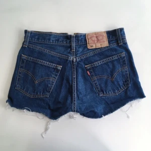  - Levis 501. Rätt liten i storleken, skulle mer säga att det är 25-26