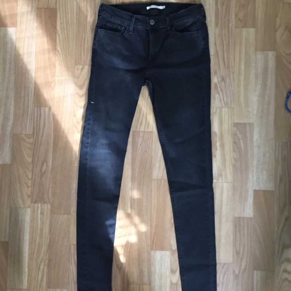 Jeans från Levis modell Super skinny strl 29x32, svart-grå färg. 
Bara använda några gånger så fint skick 😊. Jeans & Byxor.