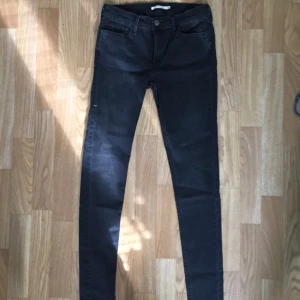 - Jeans från Levis modell Super skinny strl 29x32, svart-grå färg. 
Bara använda några gånger så fint skick 😊