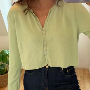 Grön kofta - Croppad limegrön kofta från Zara! Jättefin men kommer inte till användning. Färgen är något starkare i verkligheten än på bilderna. Frakt tillkommer! 🖤