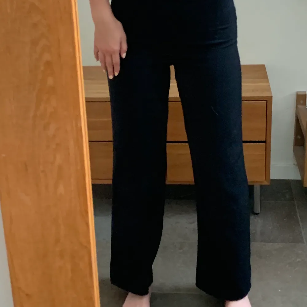 Svarta kostymliknande byxor i ett lite tunnare tyg från Bikbok(modellen heter Adrienne Wide leg Trousers) Kostymbyxdetalj frampå. Är verkligen superfina men säljer dem då de är för korta i benen för mig (är 172) Pris 175kr+frakt . Jeans & Byxor.