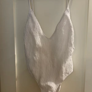 Vit baddräkt  - Oanvänd med prislapp kvar! Från Nelly! Frakten blir 50kr😊