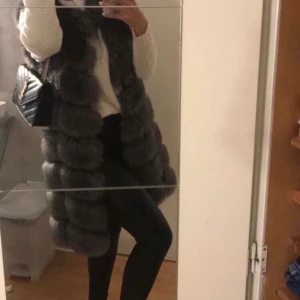 Pälsväst - Storlek 38, köpt på Garoff. Grå och lång modell, faux fur