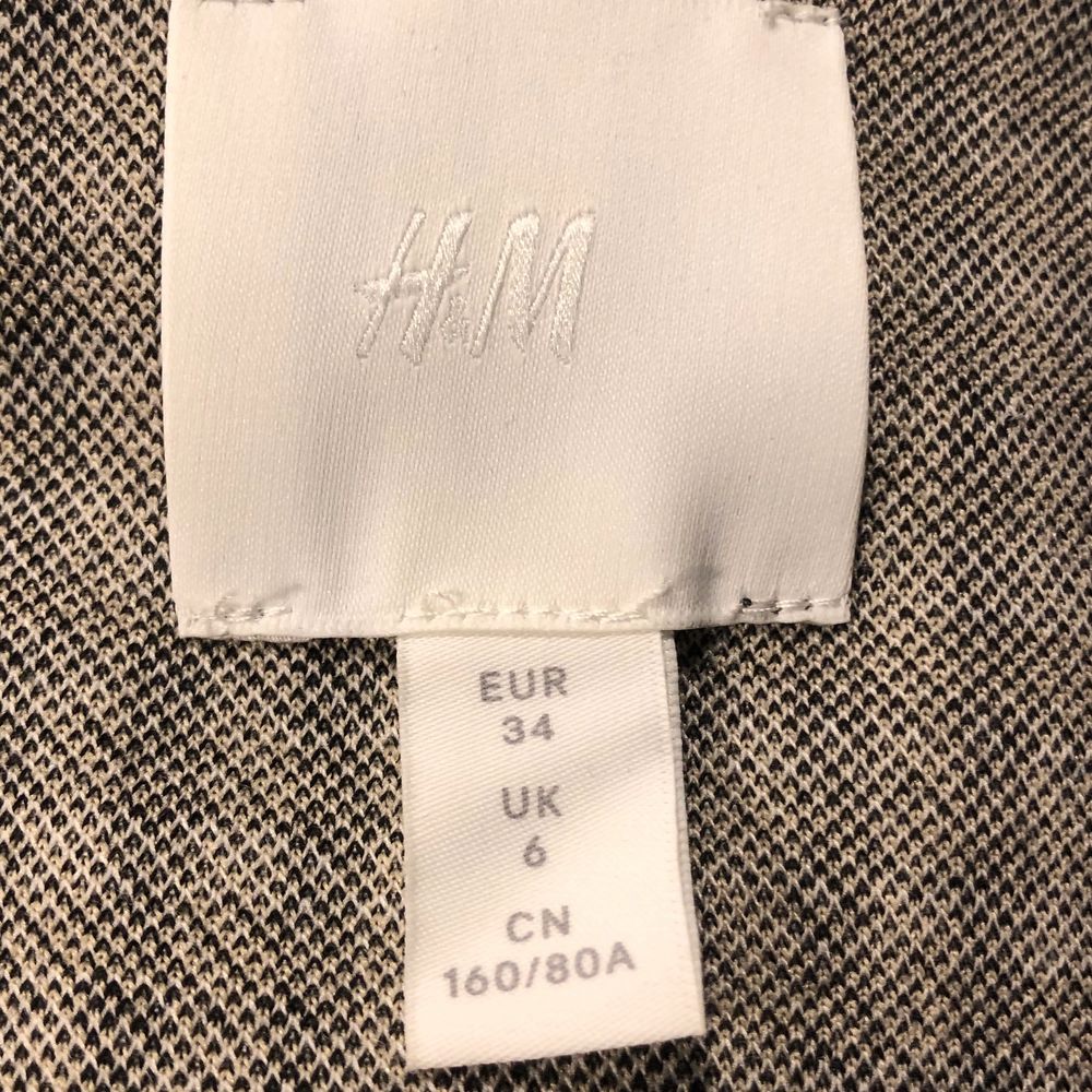 rutig kavaj/blazer från H&M, storlek 34 🤍 använd typ två gånger, säljer för 100kr frakt tillkommer på 44kr 🤎. Kostymer.