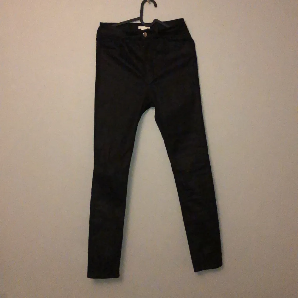 Jag säljer dessa byxor pågrund av att dom aldrig kommer till användning. Jättefin passform. Storleken är 38 men skulle mer säga att den passar som 36! Sköna och super fina! Nytt pris 399kr. Jeans & Byxor.