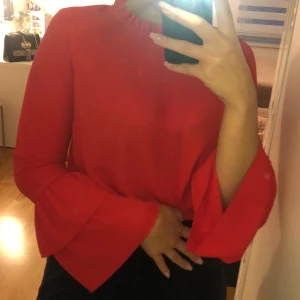 Röd blus - Röd blus från Gina Tricot.🌷 Storlek 38🍃 (Skriv för fler bilder, kunden står för frakten som summan varierar beroende på varans vikt) 