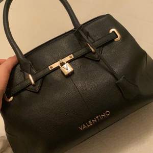 valentino handväska inköpt på zalando för 2500+ kr. nyskick använd varsamt