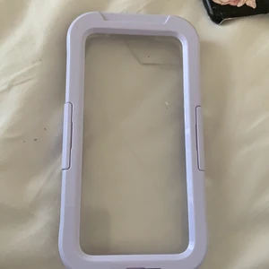 vattentätt skal  - ett jättebra vattentät skal som man kan ta av och på. jag har använt skalet i hav, pooler och sjöar och inte en droppe vatten har kommit in till mobilen. man kan ta bilder och filma undervatten! orgenalpris är 300kr så jag säljer skalet för 150kr + frakt!! 