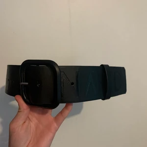 Skärp - Ett tjockare midjeskärp från nakd! Med ”na-kd” print över hela, hös ljusstyrkan så ser man printet i svart 🤗 🌸allt för 50kr är 2 för 80 + frakt🌸