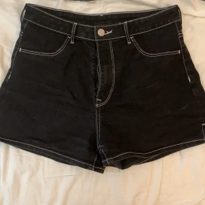 svarta high waised shorts - svarta shorts med vita sömmar från H&M, säljer pga att de inte passar längre, inga defekter