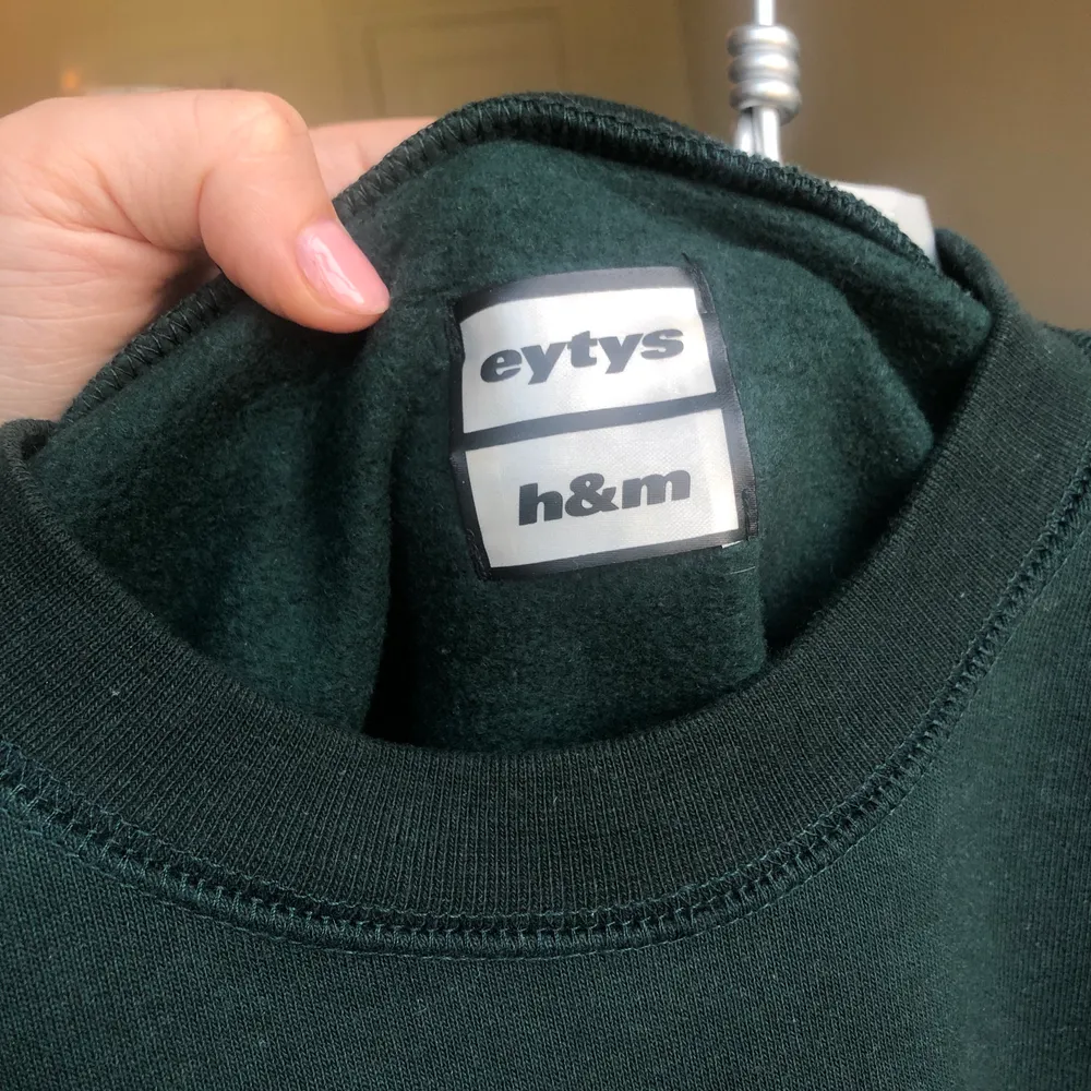 Otroligt fin sweatshirt från sammarbetskollektionen eytys x H&M. Väldigt fin grön färg med mysig fleece på insidan. Ultimata höstplagget. Endast testad! Färgen stämmer bäst överens med andra bilden.💕. Hoodies.