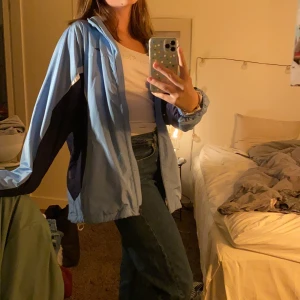 Vintage jacka - En supercool vintage tunn jacka! Köpt begagnad men jag själv har nästan aldrig använt den!💙 Jättefint oversized✨ Om flera är intresserade blir det budgivning i kommentarerna! (HAR EN SOM VILL KÖPA SÅ SKRIV OM NI VILL BUDA HÖGRE)