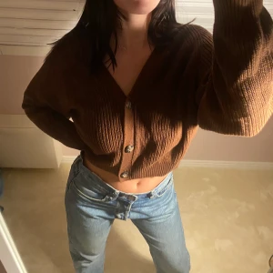 Stickad kofta 🤎 - Sååå gullig och trendig kofta från Monki! Köparen står för frakten annars möts vi upp på söder!🤎