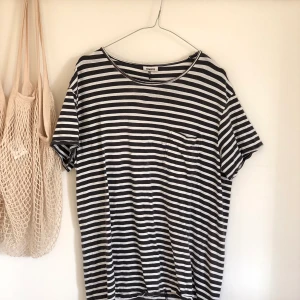 Weekday • Randig t-shirt - Begagnat skick