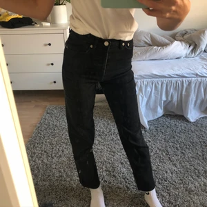 jeans från nakd - superfina knappt använda jeans som säljs då de är för korta för mig som är 175cm🥰  köparen står för frakt! nypris 499kr