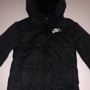 Nike - Jacka från Nike, denhär fryser man inte i! Den ser blå ut på bilderna men den är svart Den är i storlek Xs men själv tycker jag den sitter som S