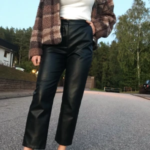 PU leather pants - Raka skinnbyxor från NAKD x Linn Ahlborg som nu är slutsålda. Storlek 36 och passar någon med S eller S/M. BUDA🍁