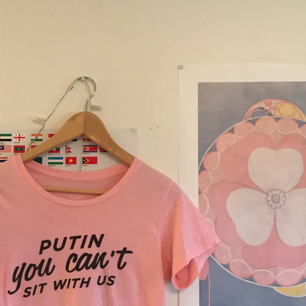Ball tröja från Rebecca & fionas klädmärke faggot apparel 😈 Färgen stämmer mest överens med första bilden. . T-shirts.
