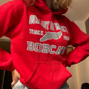 röd hoodie - Säljer min röda hoodie då den inte riktigt kommer till användning som jag hade önskat. Superfin passform, köpt på beyond retro, är i väldigt bra skick. Storlek står ej men passar bra på mig som är s/m. Buda i kommentarerna! 💜 HÖGSTA BUD KL 22 IKVÄLL (26/9) FÅR HOODIEN