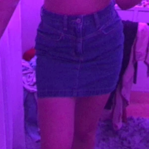 Jeans kjol - Väldigt fin jeans kjol så gott som ny, denna kjol har varit i garderoben och aldrig använt den har bara tagit upp plats! 