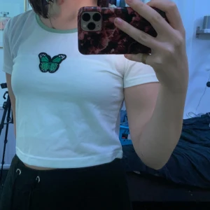 Topp med fjäril stl 36 50kr - Topp använd cirka 2 gånger 50kr + frakt