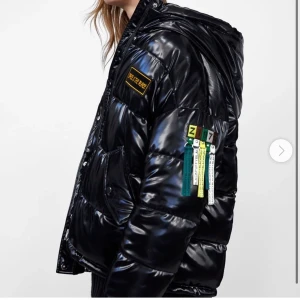 Skit cool jacka med snygga detaljer - Säljer nu denna väldigt snygga jacka ifrån zara. Hör av er privat för fler bilder vid intresse😊 dragkedjan funkar dessvärre inte, men det går att stänga med knapparna👍🏼 buda i kommentarerna, högsta bud 320 just nu