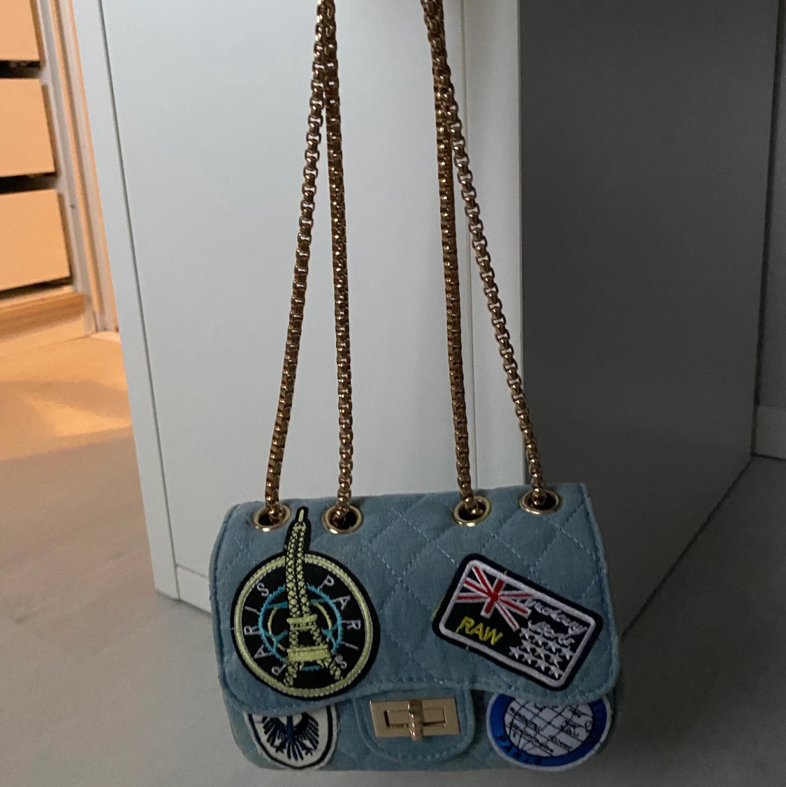 Liten blå väska med detaljer - 91